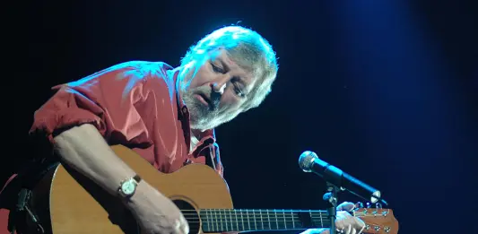 Addio a Francesco Guccini, cantautore e poeta che ha raccontato l’Italia e unito tre generazioni