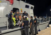 Barca distrutta da un incendio al largo di Marsala, la Guardia di Finanza salva un uomo
