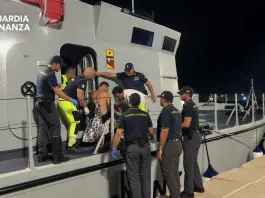 Barca distrutta da un incendio al largo di Marsala, la Guardia di Finanza salva un uomo / Video