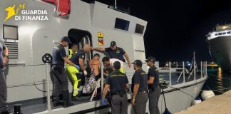 Barca distrutta da un incendio al largo di Marsala, la Guardia di Finanza salva un uomo / Video