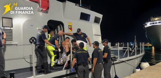 Barca distrutta da un incendio al largo di Marsala, la Guardia di Finanza salva un uomo / Video