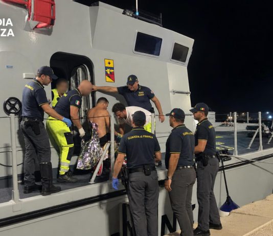 Barca distrutta da un incendio al largo di Marsala, la Guardia di Finanza salva un uomo / Video