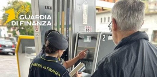 Controlli ai distributori di carburante nel Varesotto, in sei multati per 16mila euro / Video