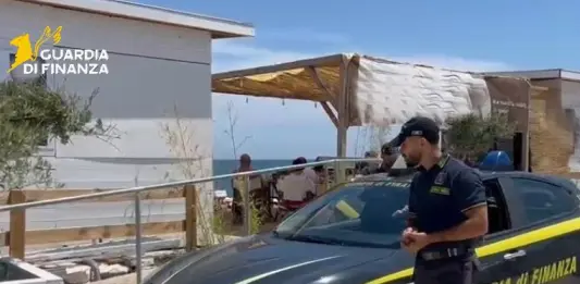 Lavoratori sfruttati in uno stabilimento balneare a Bari, 4 denunce