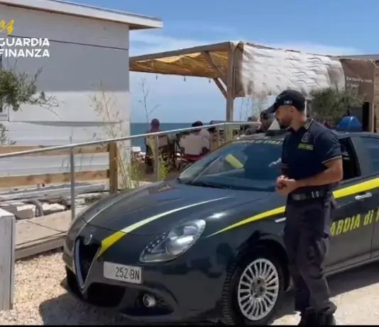 Lavoratori sfruttati in uno stabilimento balneare a Bari, 4 denunce