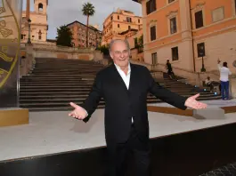 Gerry Scotti compie 70 anni e vince la sfida con “La Ruota della fortuna”