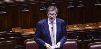 Attivazione della clausola di salvaguardia nazionale, Giorgetti alla Camera: “All’Ue chiederemo lo 0,6% per l’energia e lo 0,9% per la difesa”