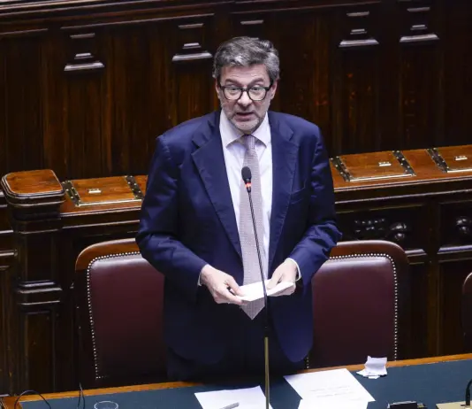 Attivazione della clausola di salvaguardia nazionale, Giorgetti alla Camera: “All’Ue chiederemo lo 0,6% per l’energia e lo 0,9% per la difesa”