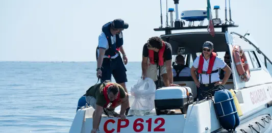 Lotta al granchio blu, al via la liberazione dei polpi al largo di Cesenatico