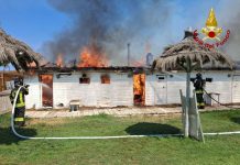 A fuoco La Rambla beach di Maccarese sul litorale romano