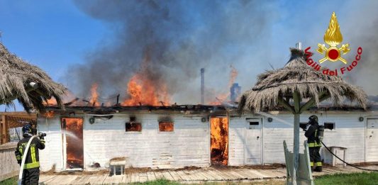 A fuoco La Rambla beach di Maccarese sul litorale romano