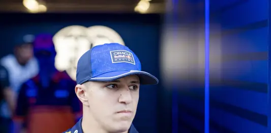 F1, Hadjar salta il GP d’Olanda per un infortunio al polso. Lawson lo sostituirà in Red Bull