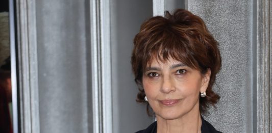 Laura Morante compie 70 anni e pubblica “Dieci storie pop”