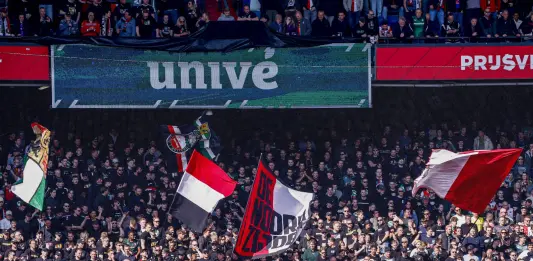 Feyenoord fans throw flares, five Cambuur fans injured
