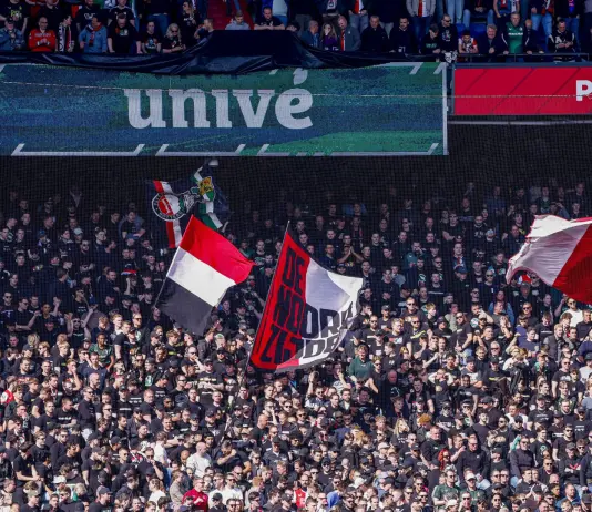 Feyenoord fans throw flares, five Cambuur fans injured