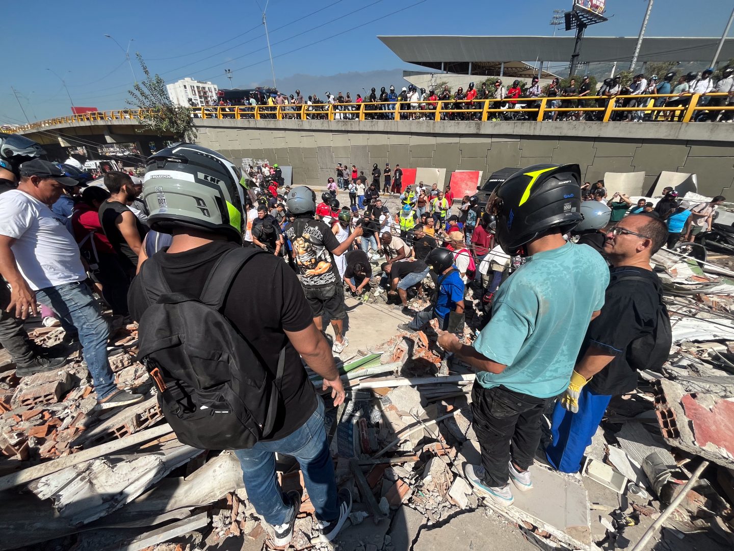 Terremoto di magnitudo 7.4 in Colombia, scossa avvertita in gran parte del Paese: decine di vittime e feriti. Tra i morti anche bambini