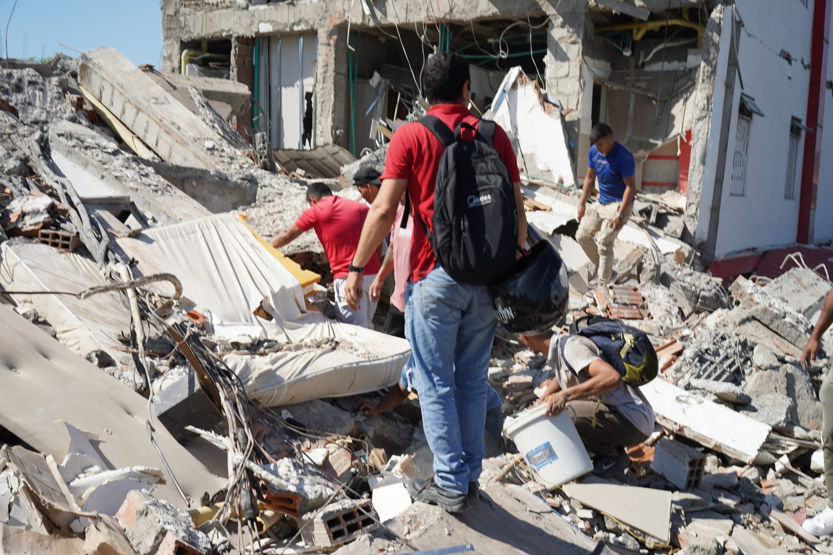 Terremoto di magnitudo 7.4 in Colombia, scossa avvertita in gran parte del Paese: oltre 100 morti. Tra le vittime anche bambini