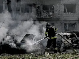 Ucraina, raid russi a Zaporizhzhia e Kiev: 6 morti e 20 feriti. Zelensky: “Attacco brutale”