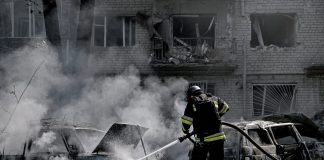 Ucraina, raid russi a Zaporizhzhia e Kiev: 6 morti e 20 feriti. Zelensky: “Attacco brutale”