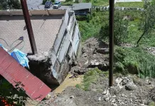 Nepal, un’alluvione spazza via ponti e abitazioni: vittime e dispersi