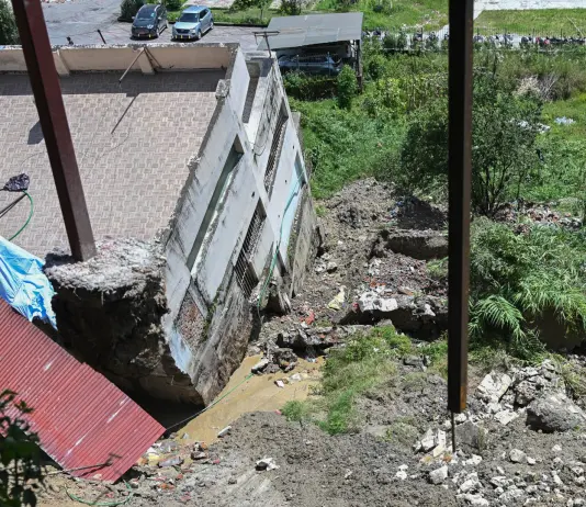 Nepal, un’alluvione spazza via ponti e abitazioni: vittime e dispersi