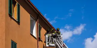 Esplosione in una palazzina a Perugia, due feriti gravi / Video