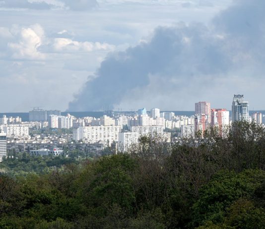 Ucraina, raid russi colpiscono il ponte Nord di Kiev durante la visita di Merz