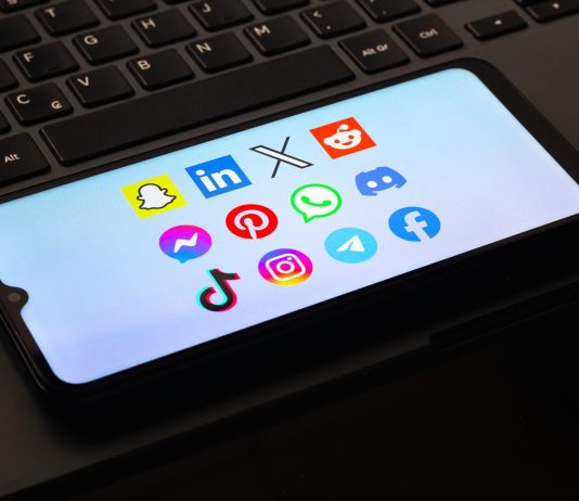 WhatsApp, nuova ondata di compromissioni di account e attacchi ‘zero-click’: i consigli della Polizia