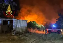 Incendio nella notte nell’Oristanese, i vigili del fuoco fermano le fiamme