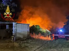 Incendio nella notte nell’Oristanese, i vigili del fuoco fermano le fiamme