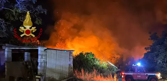 Incendio nella notte nell’Oristanese, i vigili del fuoco fermano le fiamme