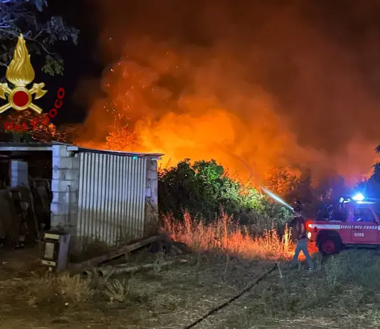 Incendio nella notte nell’Oristanese, i vigili del fuoco fermano le fiamme