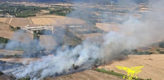 La Sardegna nella morsa degli incendi, riprende vigore il rogo di Bortigiadas in Gallura
