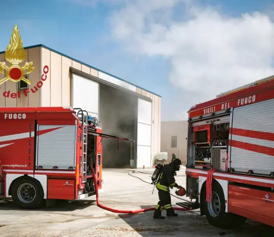 Grosso incendio nel Sassarese, elicotteri e canadair in azione