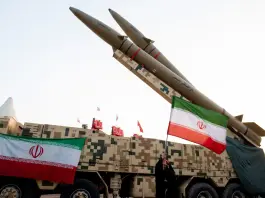 Notte di fuoco nel Golfo: raid statunitense a Larak, dall’Iran missili contro basi in Giordania