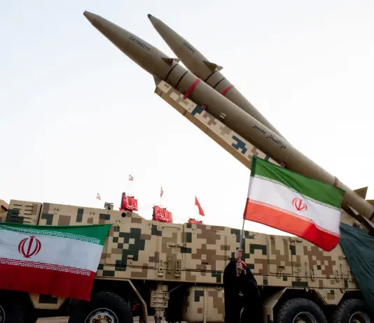 Notte di fuoco nel Golfo: raid statunitense a Larak, dall’Iran missili contro basi in Giordania