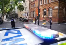 Londra, donna attacca i passanti con un paio di forbici a Covent Garden: 4 feriti, arrestata una 47enne