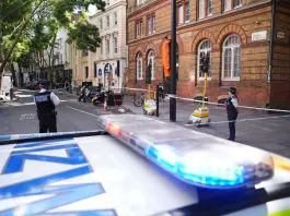 Londra, donna attacca i passanti con un paio di forbici a Covent Garden: 4 feriti, arrestata una 47enne