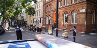 Londra, donna attacca i passanti con un paio di forbici a Covent Garden: 4 feriti, arrestata una 47enne