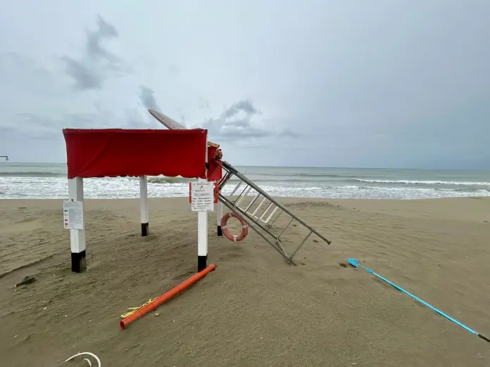 Viareggio, Maltempo e calo delle temperature, danni e disagi agli stabilimenti balneari