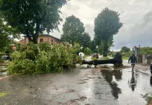 Ondata di maltempo al Centro-Nord: tromba d’aria in Toscana, evacuazioni in Lombardia / Video