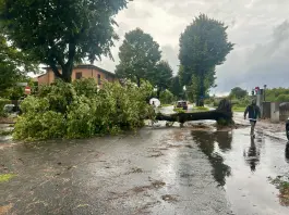 Ondata di maltempo al Centro-Nord: tromba d’aria in Toscana, evacuazioni in Lombardia / Video