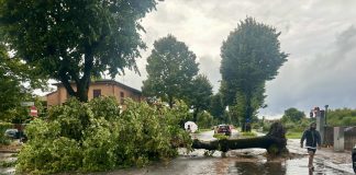 Ondata di maltempo al Centro-Nord: tromba d’aria in Toscana, evacuazioni in Lombardia / Video