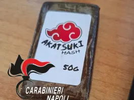 Panetto di hashish con marchio tratto dal manga di Naruto, coppia arrestata nel Napoletano