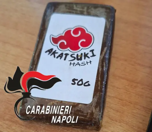 Panetto di hashish con marchio tratto dal manga di Naruto, coppia arrestata nel Napoletano
