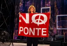 Fiorella Mannoia sventola la bandiera “No Ponte” durante un concerto a Messina, è polemica sui social
