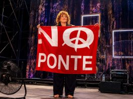 Fiorella Mannoia sventola la bandiera “No Ponte” durante un concerto a Messina, è polemica sui social
