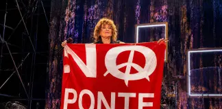 Fiorella Mannoia sventola la bandiera “No Ponte” durante un concerto a Messina, è polemica sui social