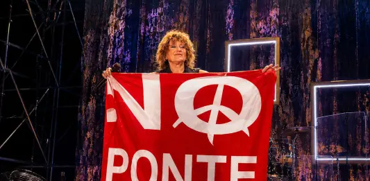 Fiorella Mannoia sventola la bandiera “No Ponte” durante un concerto a Messina, è polemica sui social