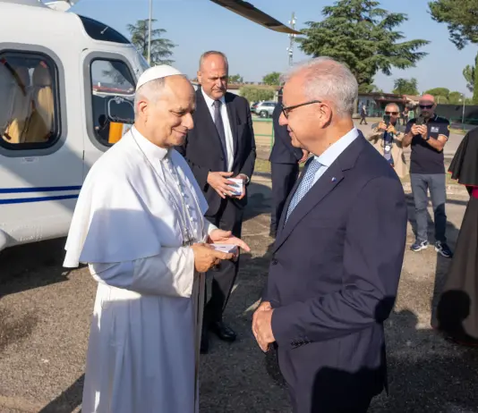 Papa Leone XIV ad Assisi, il sottosegretario alla Presidenza del Consiglio Mantovano ad accoglierlo